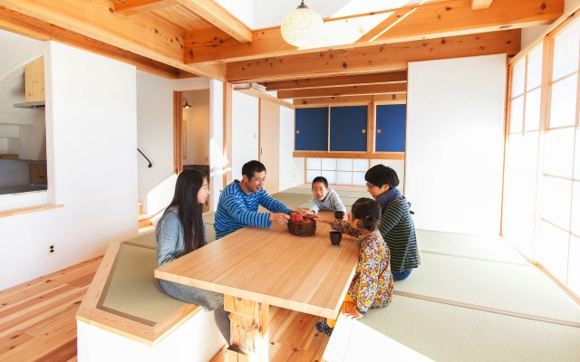 手づくりの家　自然素材　土間　足型　家族　　紅色弁柄　杉板貼り　登り棒　造作テーブル　大きな黒板　障子　続き間